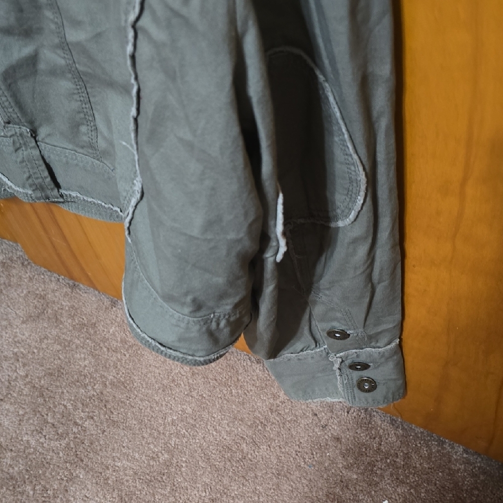 Miss Lili Green Utility Jacket with Cropped Length and Collared Neckline - Picture 5 of 10